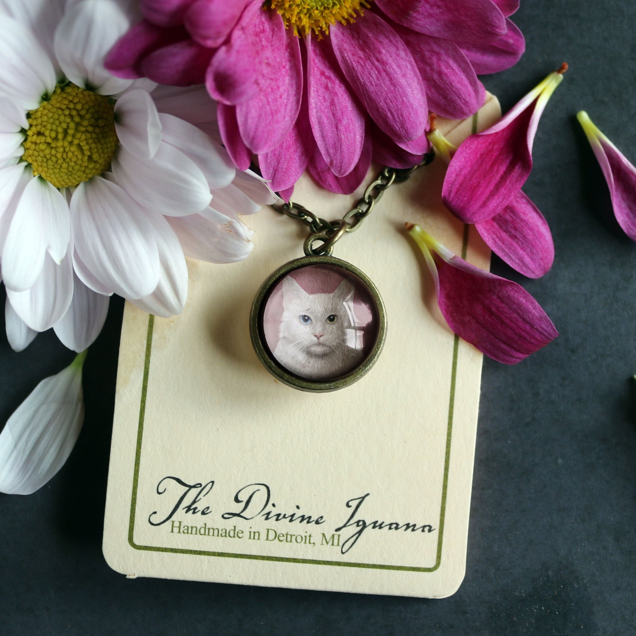 Long-Haired White Cat Simple Reversible Glass Cabochon Pendant Necklace