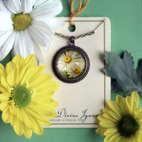 Summer Daisy Flower Pendant Necklace with Bead Accent